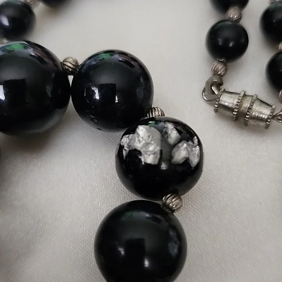 Rare VINTAGE GLASS SILVER INFUSED MURANO GLASS BEADED NECKLACE WITH BARREL CLASP - Picture 9 of 13